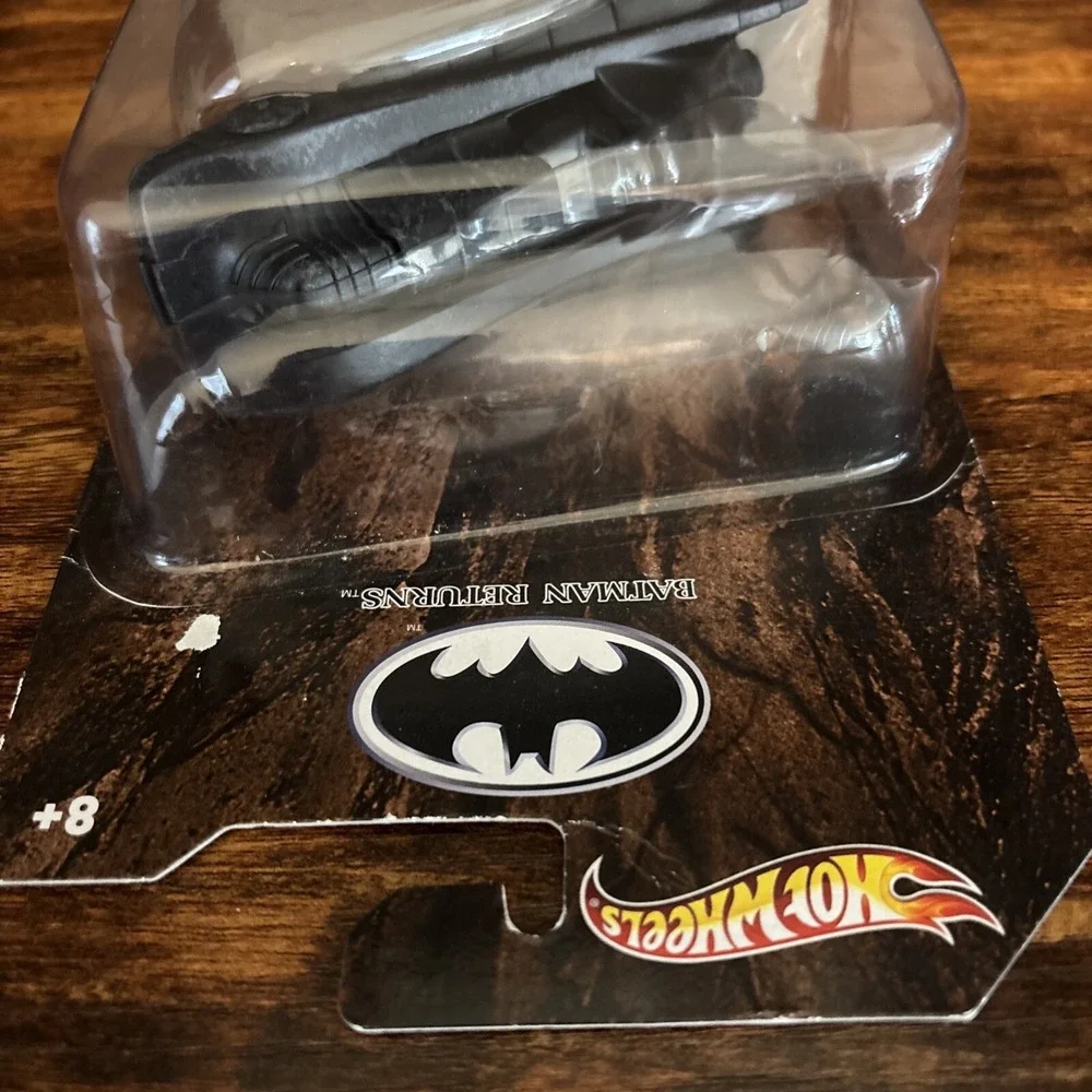Hot Wheels Premium DC Batman Returns Armored Batmobile‎ 1:50 Scale 2011 New